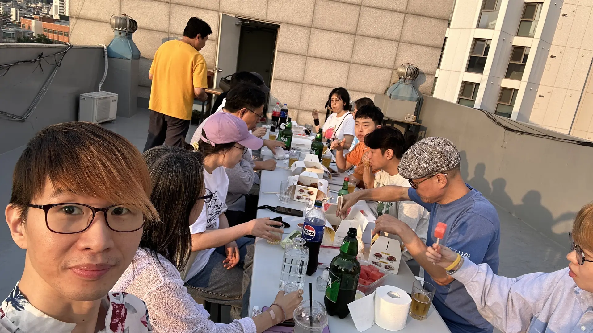 야외에서 어울리는 조합원들